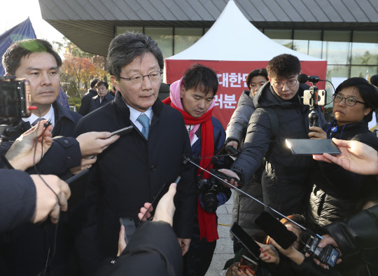 유승민 바른미래당 의원이 26일 7일째 단식투쟁을 이어가고 있는 황교안 한국당 대표의 농성장을 찾은 뒤 취재진 질문에 답하고 있다. 연합뉴스